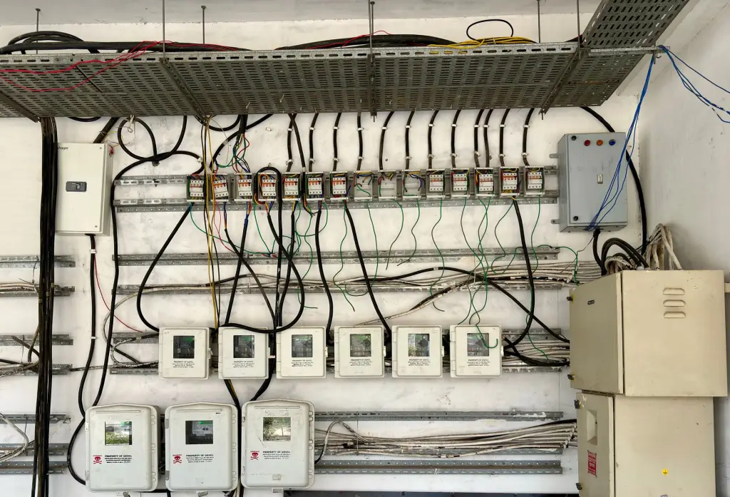 上海建筑工地常用装饰材料型号对比与工程适用场景分析